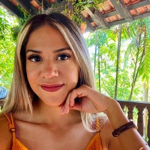 Meet your Posher, Elise